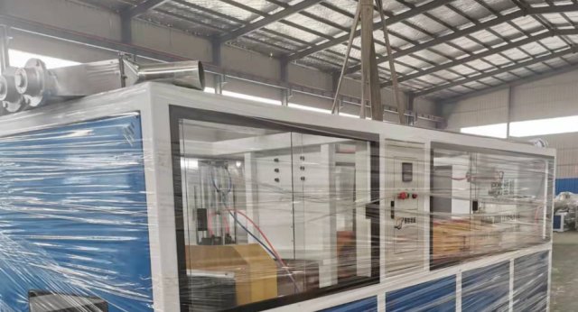 為尼泊爾客戶裝載 4 套 UPVC 門(mén)窗型材擠出生產(chǎn)線。